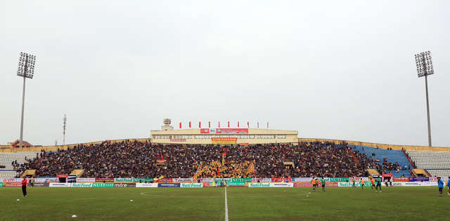 Sân Thiên Trường thu hút hơn 2 vạn người xem trận Nam Định - Cần Thơ 