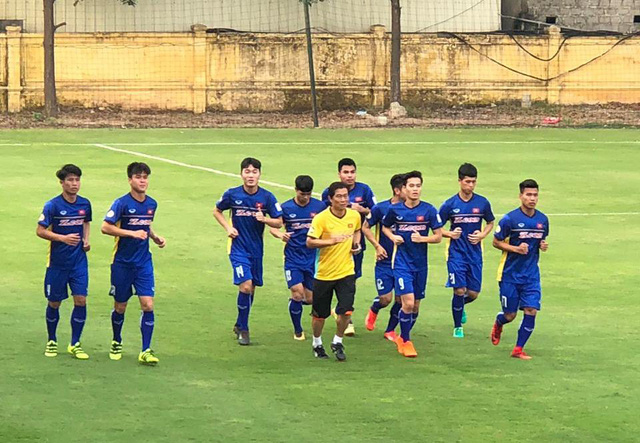 Sau cuộc giao lưu, các cầu thủ U23 Việt Nam tiếp tục tập luyện cùng Huấn luyện viên và các trợ lý kỹ thuật 