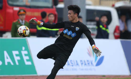 Thủ môn Bùi Tiến Dũng mắc lỗi, Thanh Hoá bại trận trên sân Quảng Nam