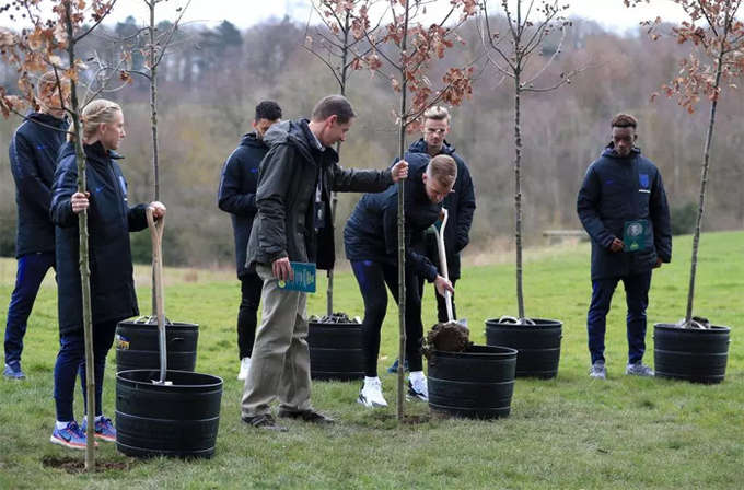 Lễ tưởng nhớ diễn ra tại khu tập huấn của tuyển Anh, St George's Park, hôm 20/3. Các tuyển thủ trồng 14 cây tưởng niệm 14 binh sĩ Anh từng là cầu thủ trước khi tham chiến và hy sinh trong Thế Chiến 1