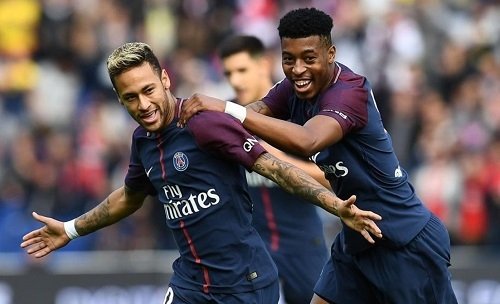 Chấn thương của Neymar chiếm trọn sự quan tâm của báo chí Pháp, và làm Kimpembe (phải) thấy bức xúc. 