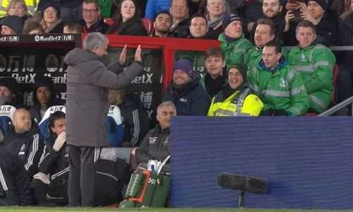 HLV Mourinho có thể bị phạt vì đá chai nước vào CĐV đối phương