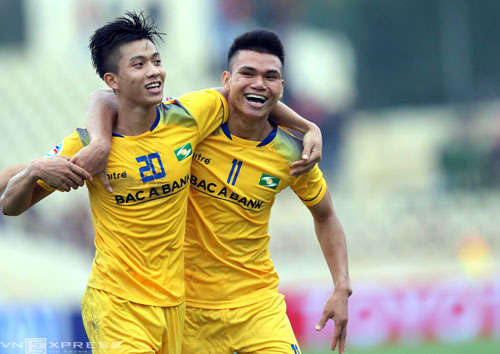 Văn Đức (trái) mừng bàn thắng vào lưới Johor Darul Ta'zim