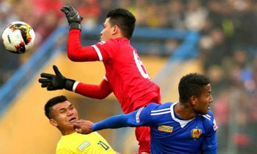 Văn Hùng (áo đỏ) là thủ môn số hai cùa Sông Lam Nghệ An