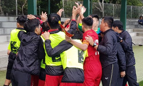 Các cầu thủ Việt Nam thể hiện sự quyết tâm trước khi bước vào trận đấu. 