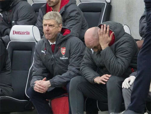 Wenger (trái) đang trở thành mục tiêu công kích của giới hâm mộ Arsenal
