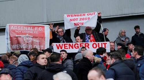 CĐV Arsenal giăng biểu ngữ đòi sa thải Wenger ngay lập tức.