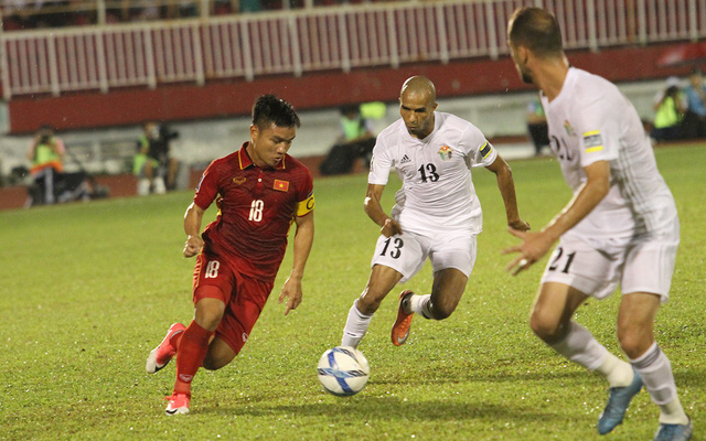 Định Thanh Trung (18) từng đeo băng thủ quân đội tuyển Việt Nam ở trận đấu với chính Jordan, tại lượt đi vòng loại Asian Cup 2019, trên sân Thống Nhất
