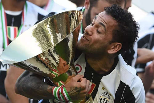 Alves lên ngôi tại Italy khi khoác áo Juventus