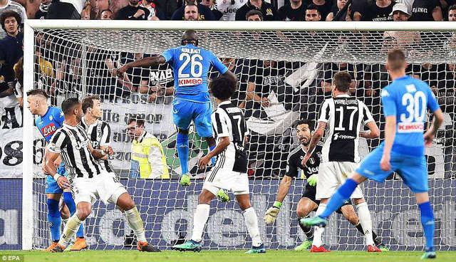 Cú đánh đầu của Koulibaly giúp Napoli chiến thắng trước Juventus