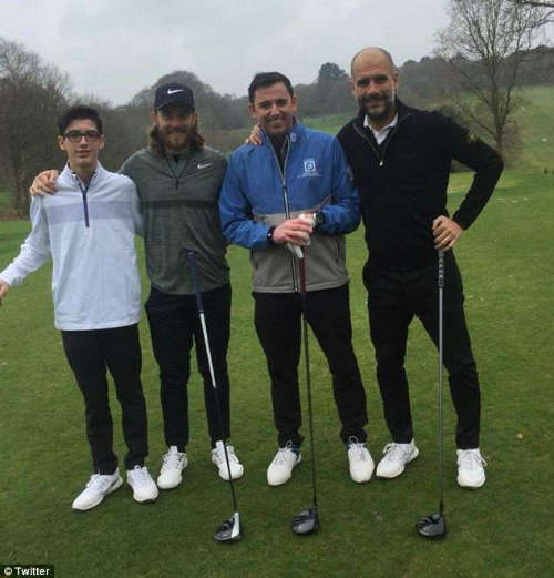 Guardiola (phải) đi đánh golf, thay vì theo dõi trận đấu của Man Utd