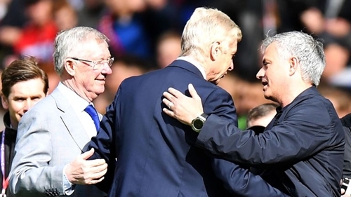 Ferguson và Mourinho chào hỏi Wenger trong lần dẫn dắt Arsenal đấu Man Utd cuối cùng. 