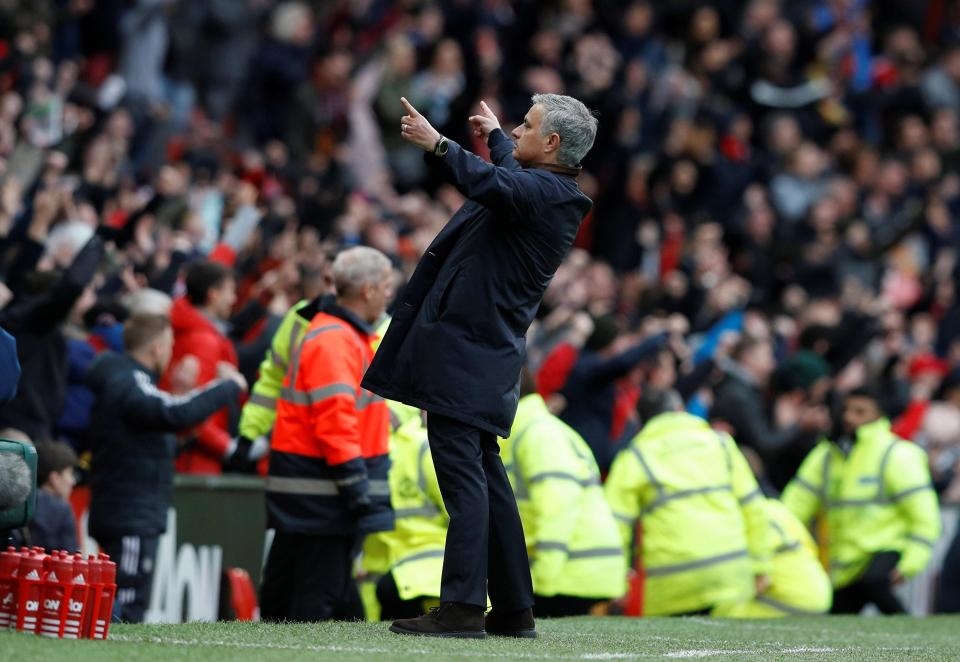Mourinho ăn mừng đầy ngạo nghễ