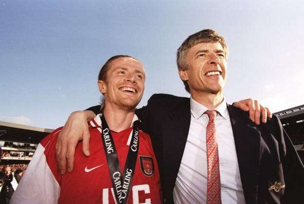 Wenger (phải) gặt hái nhiều thành công cùng Arsenal