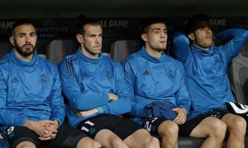 Bale phải ngồi ngoài nhìn các đồng đội thi đấu