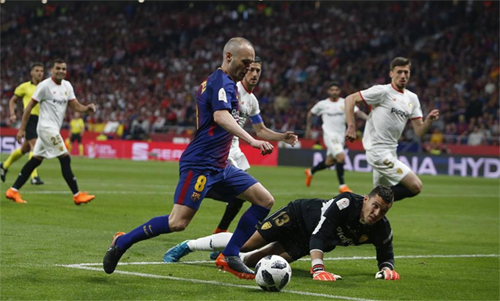 Iniesta đi bóng ghi bàn nâng tỷ số lên 4-0 trong trận chung kết. 
