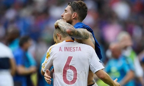 Ramos và Iniesta trong màu áo tuyển Tây Ban Nha