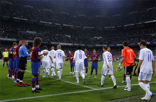 Barca từng xếp hàng chúc mừng Real vô địch sớm cuối mùa 2007-2008. 