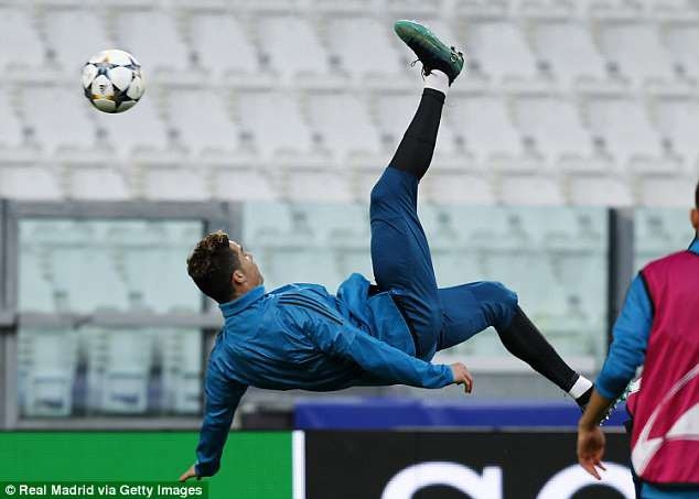Bức ảnh chụp C.Ronaldo thực hiện "xe đạp chổng ngược" trong buổi tập cuối cùng trước trận Juventus