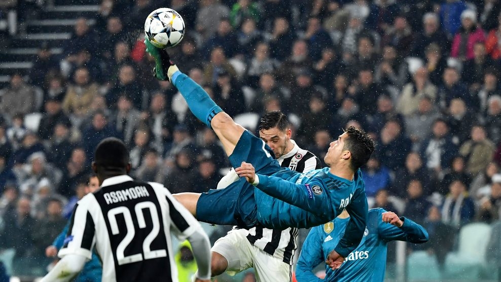 Tình huống Ronaldo lập siêu phẩm vào lưới Buffon.