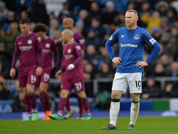 Nỗi buồn của Rooney, cầu thủ người Anh được bố trí đá như một tiền vệ trung tâm ở trận đấu này