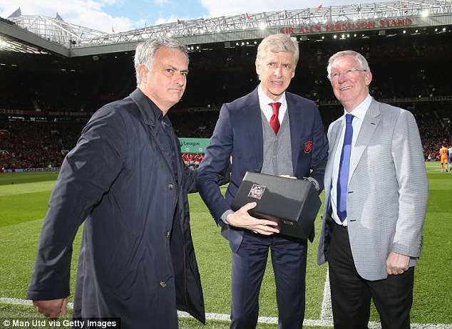 Sir Alex Ferguson xuống sân trao quà cho HLV Wenger