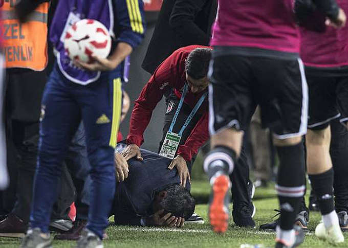 Sự cố xảy ra ở phút 58, trong trận bán kết lượt về Cup Thổ Nhĩ Kỳ giữa chủ nhà Fenerbahce và Besiktas tối 19/4. Sau khi bị ném vật lạ trúng đầu, HLV đội khách gục xuống sân trước sự bàng hoàng của các cộng sự