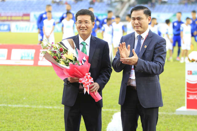 Theo lý giải của VPF, trong vai trò 1 CEO, ông Trần Anh Tú (phải) mang về nhiều bản hợp đồng tài trợ có giá trị cho các giải chuyên nghiệp trong nước