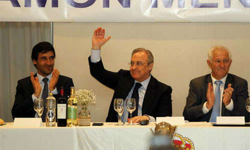 Chủ tịch Perez (giữa) bày tỏ sự tôn trọng với Bayern