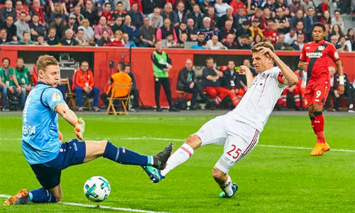 Muller toả sáng với cú hattrick, giúp Bayern thắng đậm