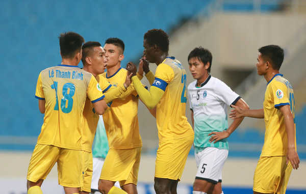 Bùi Tiến Dũng dự bị trong trận đấu FLC Thanh Hoá chia tay AFC Cup 2018