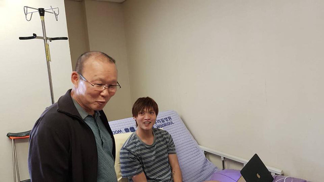 HLV Park Hang Seo thăm tiền vệ Tuấn Anh đang điều trị chấn thương tại Hàn Quốc