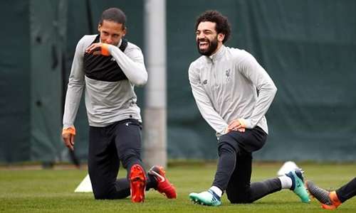 Bộ đôi Van Dijk, Salah thoải mái cười đùa trên sân tập