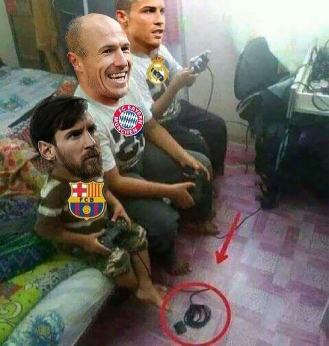 Trong khi Robben và Ronaldo tranh tài trong game bóng đá, Messi rơi vào cảnh "tự sướng" do không còn chỗ cắm dây