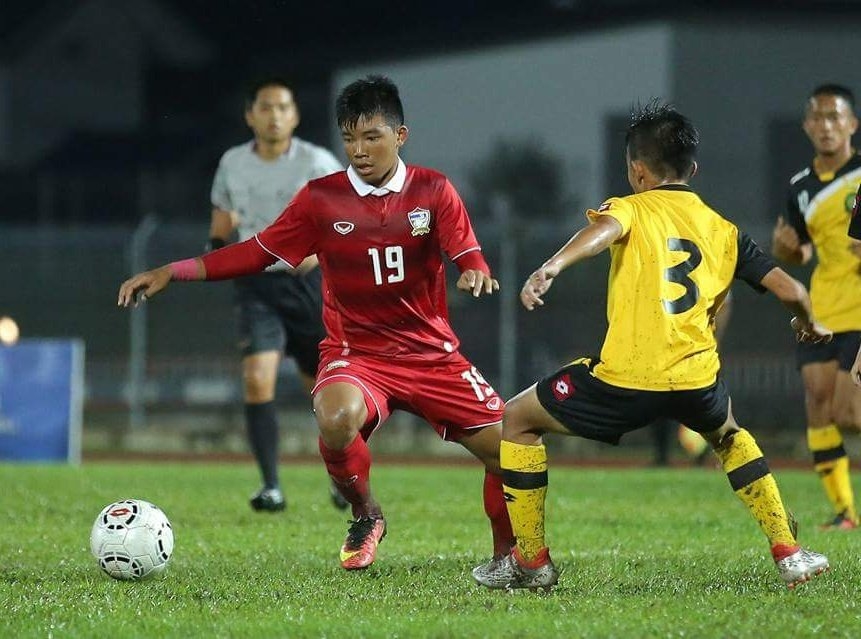 U21 Thái Lan (áo đỏ) bất ngờ để thua U21 Brunei