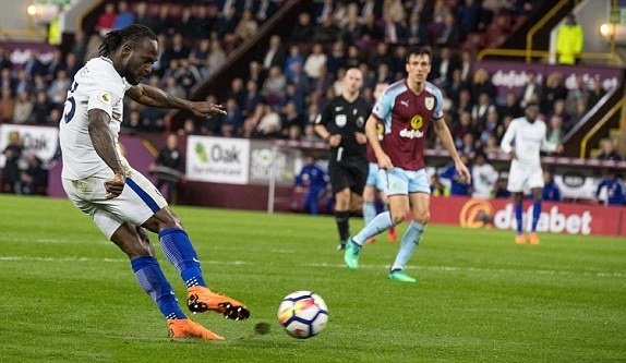Moses ấn định thắng lợi cho Chelsea.