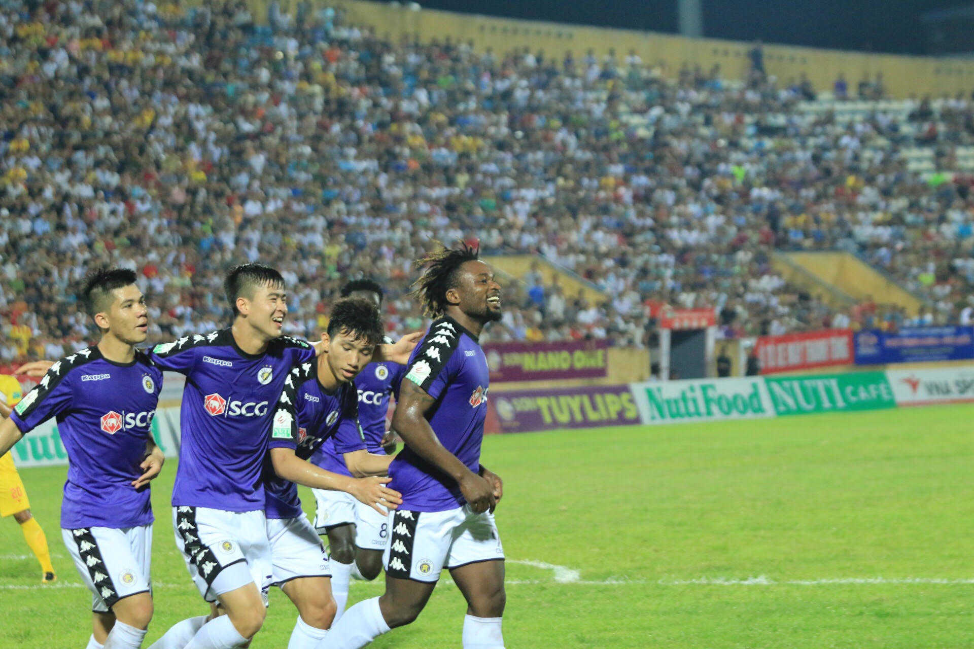 Đánh bại Nam Định 2-0, Hà Nội FC giữ vững ngôi đầu