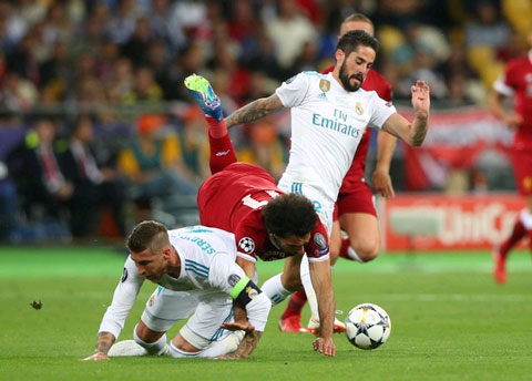 Salah gặp chấn thương khi va chạm với Ramos