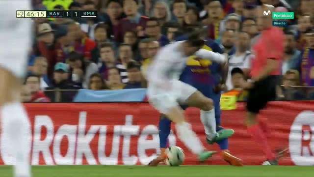 Gareth Bale cũng không vừa với pha đạp thẳng vào bắp chân của Umtiti