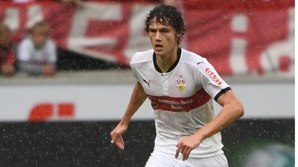   Pavard đã chơi trọn 34 trận đấu cho Stuttgart mùa giải rồi. Anh còn được so sánh với Franz Beckenbauer