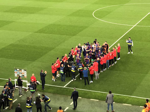 Ban huấn luyện và đội ngũ nhân viên của Barcelona tự xếp hàng tôn vinh cầu thủ đội nhà