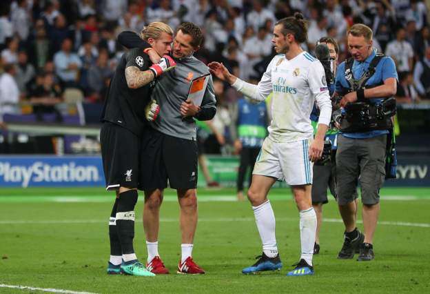 Bale chia sẻ với Karius, người có một đêm tồi tệ