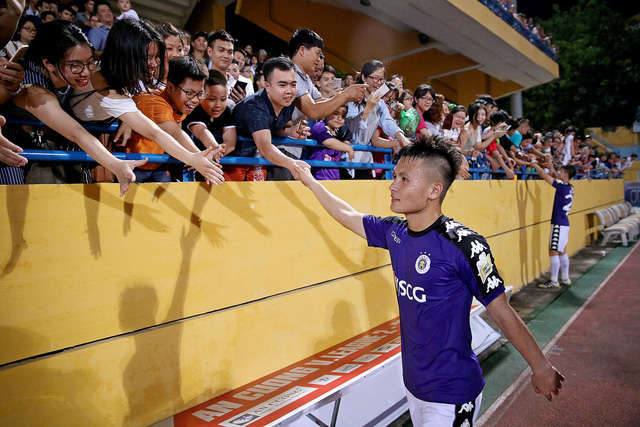 Quang Hải chia sẻ niềm vui với cổ động viên nhà sau khi trận đấu kết thúc