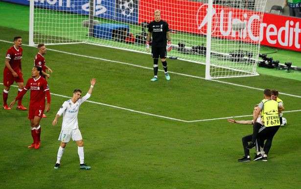 C.Ronaldo thể hiện sự tức giận vì bị cướp bàn thắng