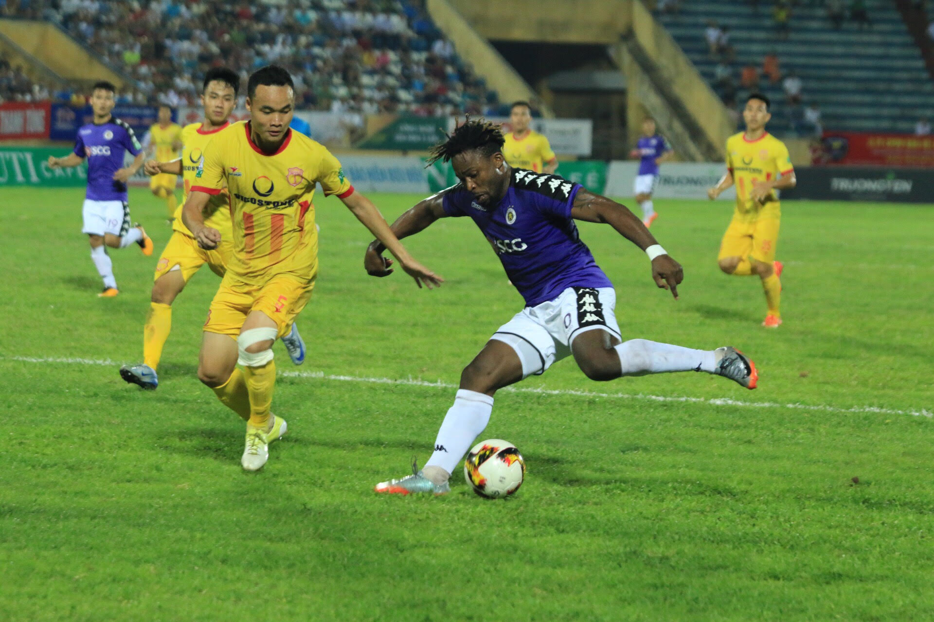 Có 3 điểm trước Nam Định, Hà Nội FC tiếp tục giữ vững ngôi đầu bảng. 