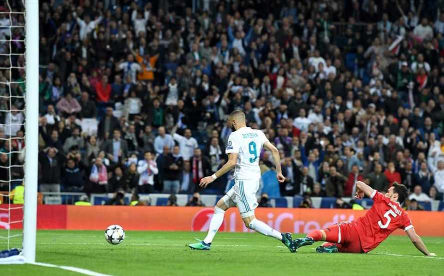 Benzema dễ dàng thoát xuống ghi bàn nâng tỉ số lên 2-1 cho Real