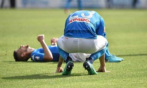 Cầu thủ Napoli đổ gục xuống mặt cỏ San Paolo sau tiếng còi mãn cuộc