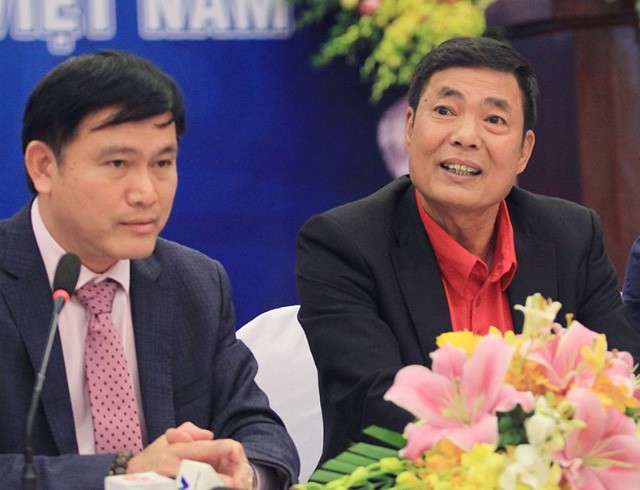 Phó Chủ tịch VPF Trần Mạnh Hùng (phải) gây sốc với lời lẽ hăm dọa nhằm vào phó ban trọng tài Dương Văn Hiền