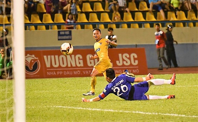 Trọng Hoàng ghi bàn ấn định chiến thắng 3-1 cho FLC Thanh Hóa. 