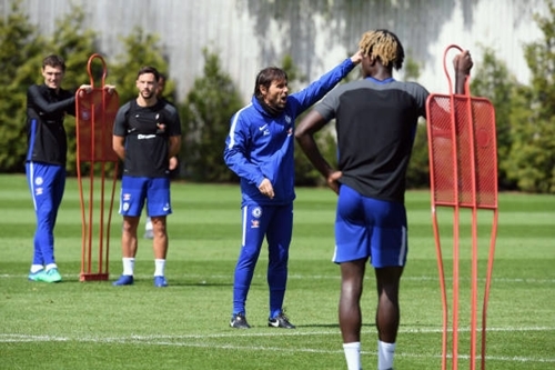 Conte theo dõi gắt gao buổi tập của học trò. 